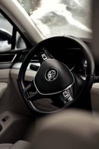 Jak wymienić akumulator hybrydowy Volkswagena Touarega z 2012 roku?
