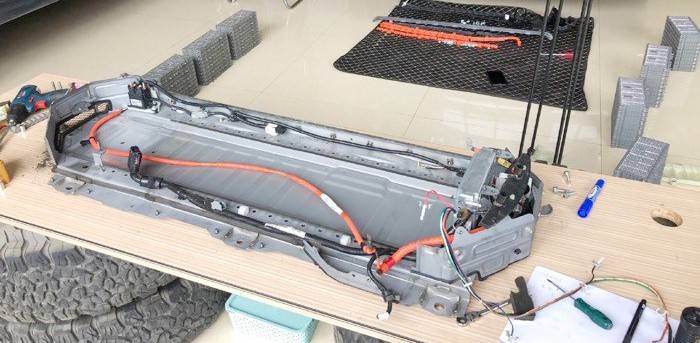 Cadillac Escalade Hybrid Battery ကို ဆဲလ်အသစ်များဖြင့် ထည့်သွင်းပါ။